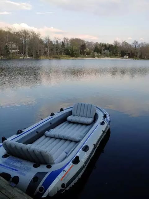 Cozy Lakefront Chalet close to Camelback & Mt Airy