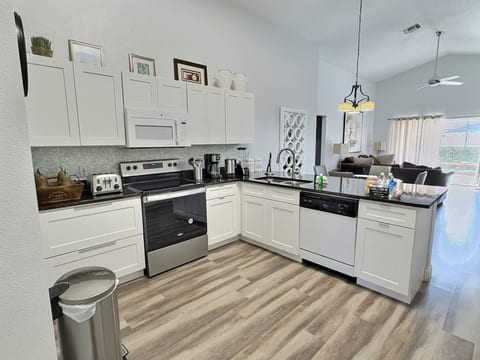 LB1005-Fresh Private Pool House No Carpet-Disney Area