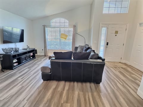 LB1005-Fresh Private Pool House No Carpet-Disney Area