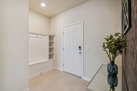 WI927- ♥LUXURY BRAND NEW Cozy Pool Townhouse near to Disney♥