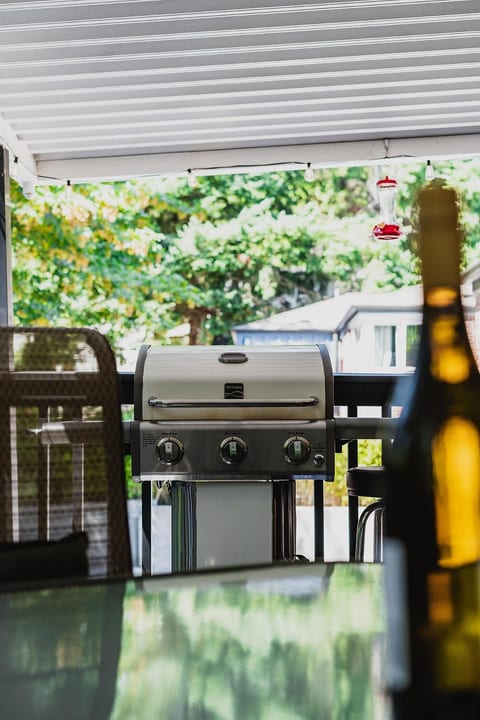 Escape to the Creek•FirePit•BBQ•AC•1MiRail•EV•Pet