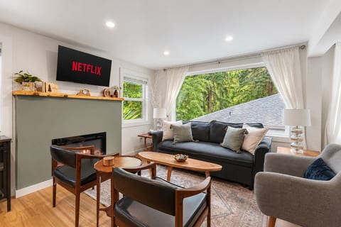 Escape to the Creek•FirePit•BBQ•AC•1MiRail•EV•Pet
