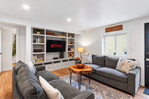 Stay@The Creek| 3BR|FirePit| BBQ| Games|Yoga|  EV