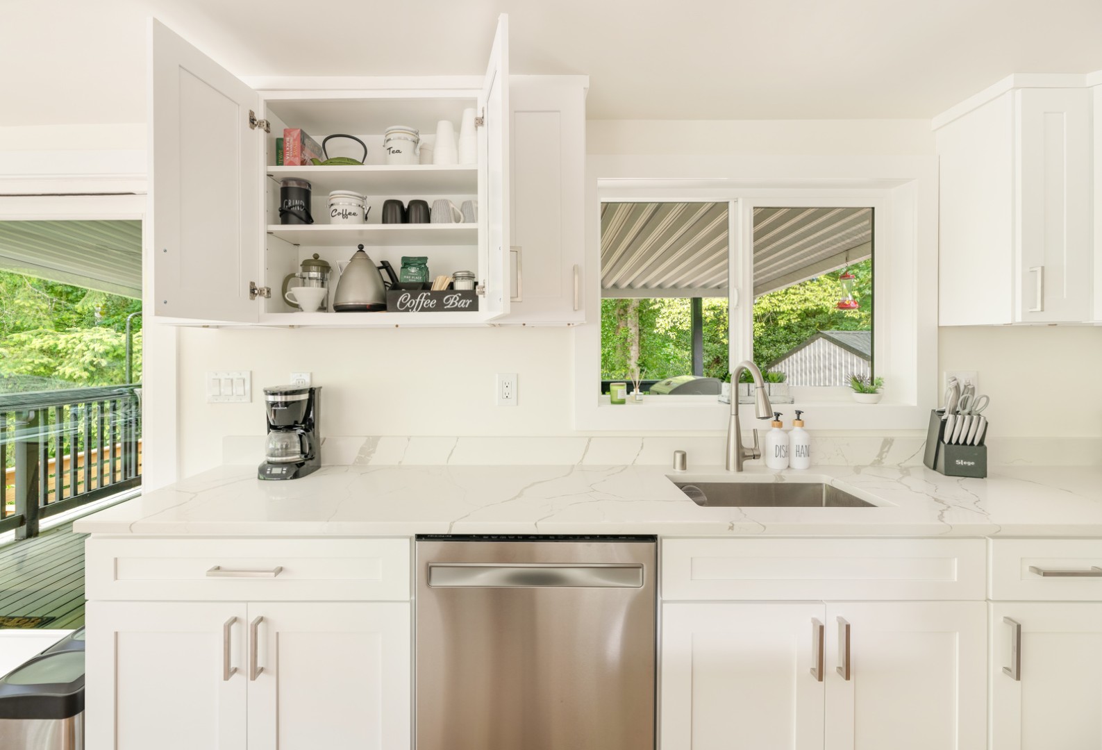 A well-equipped coffee bar featuring a variety of brewing options, to-go cups, tea, and more – everything you need to kickstart your day!