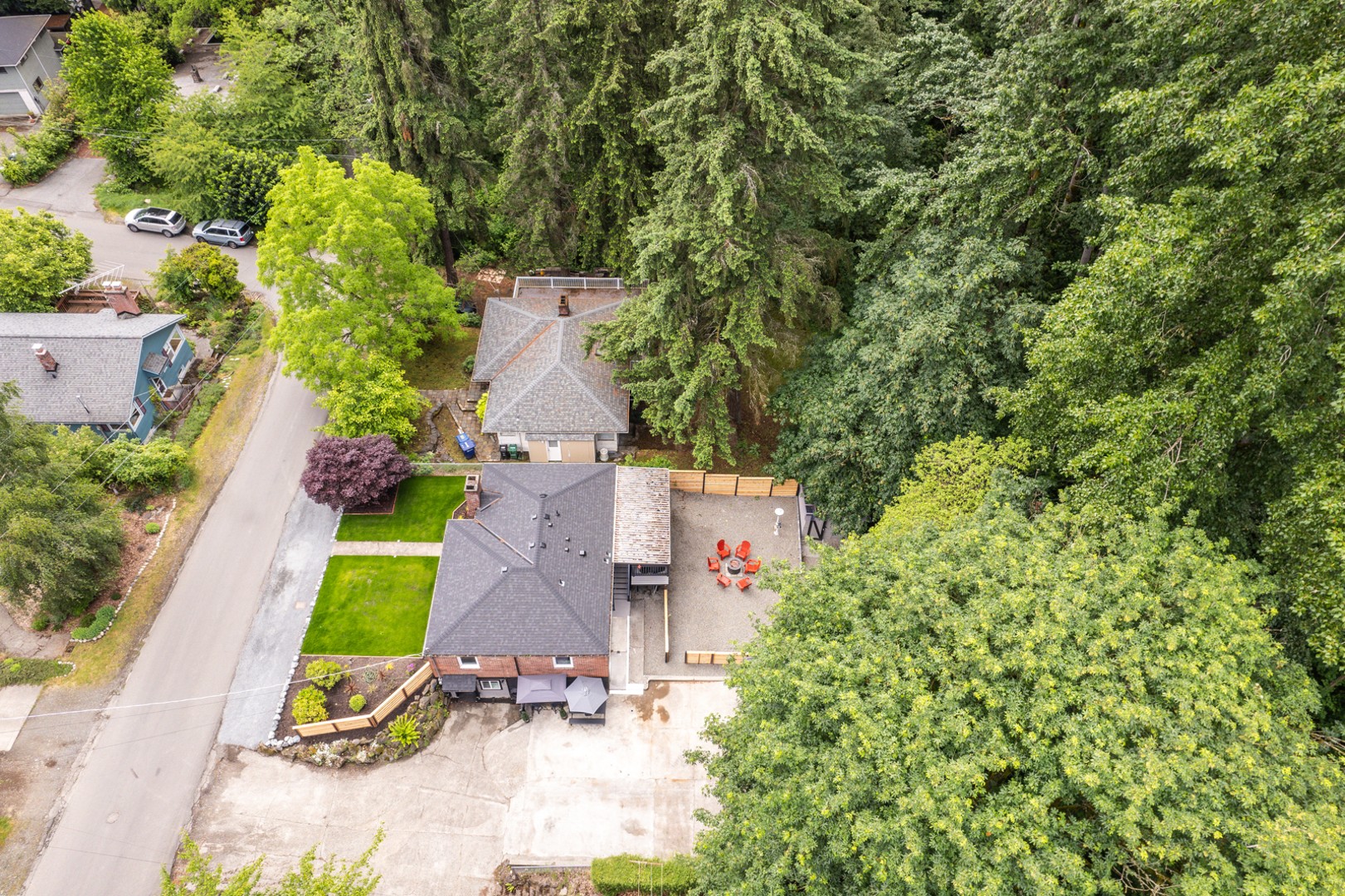 Take in a stunning drone view of our property! The creek offers two access points: one at the far right of our lot and another, more level entry at the end of the street. Enjoy your vacation with breathtaking views and exclusive amenities that most hosts don’t offer!