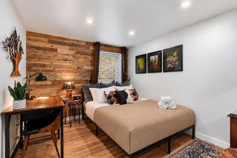 🌲 The Wood Room : queen bed, dedicated workspace and warm natural wood accents for a comfortable, restful stay.