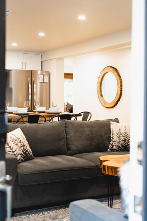 Step inside to a warm welcome! We have two comfy sofa's with nature-inspired touches, a rustic wood-slice coffee table, and a hand-crafted mirror that sets the tone for your stay: modern comfort with a natural twist.