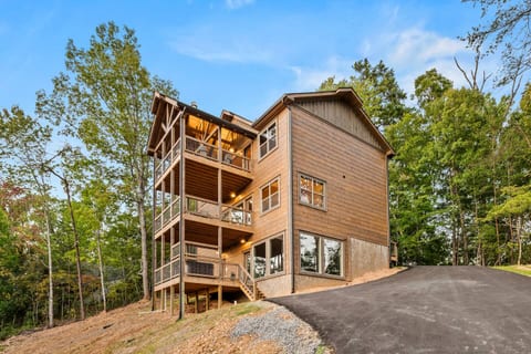 2 Cabins - Indoor Pool, Hot Tub, Wi-fi - Sleeps 24