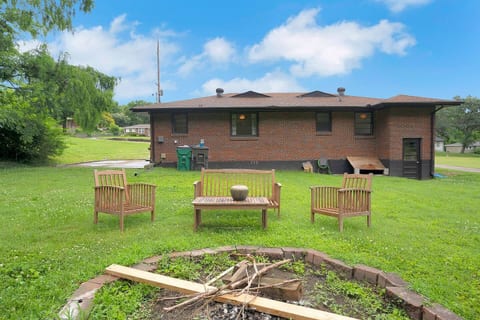 Enjoy your morning coffee in the green yard. 