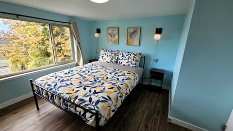 6 Bd Apartment w/ Mountain Views-5 min to Downtown