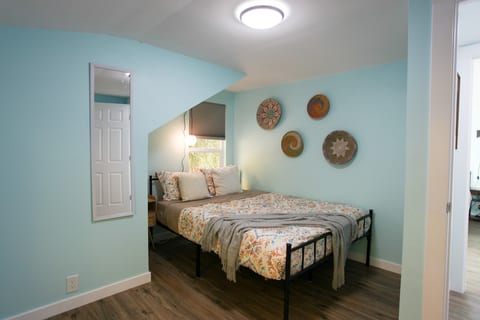 6 Bd Apartment w/ Mountain Views-5 min to Downtown