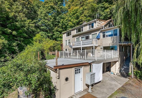 6 Bd Apartment w/ Mountain Views-5 min to Downtown