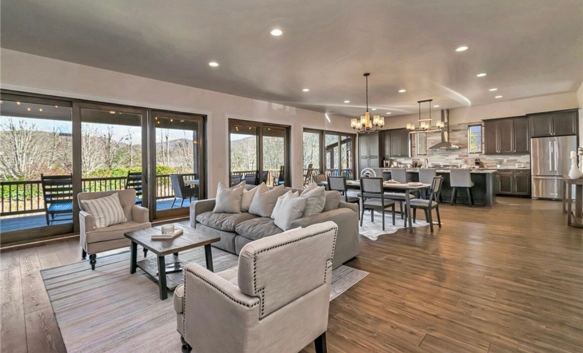 Entire home in quiet neighborhood. Close to town.