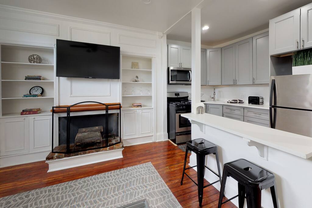 roof-deck-pets-ok-no-cleaning-fee-mid-term-stay./