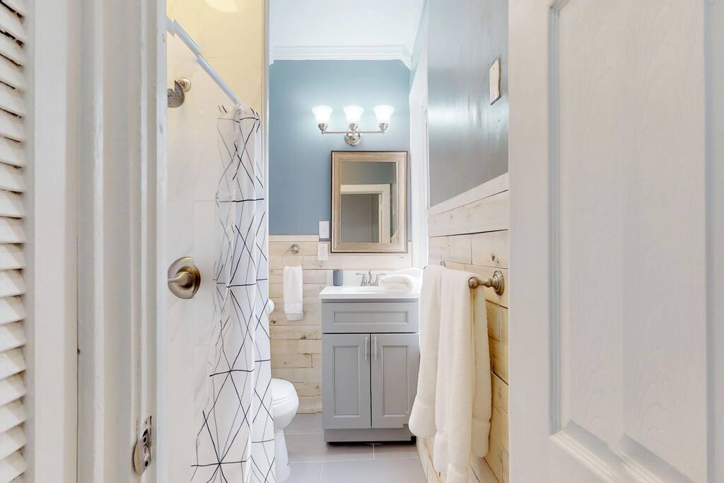 roof-deck-pets-ok-no-cleaning-fee-mid-term-stay./