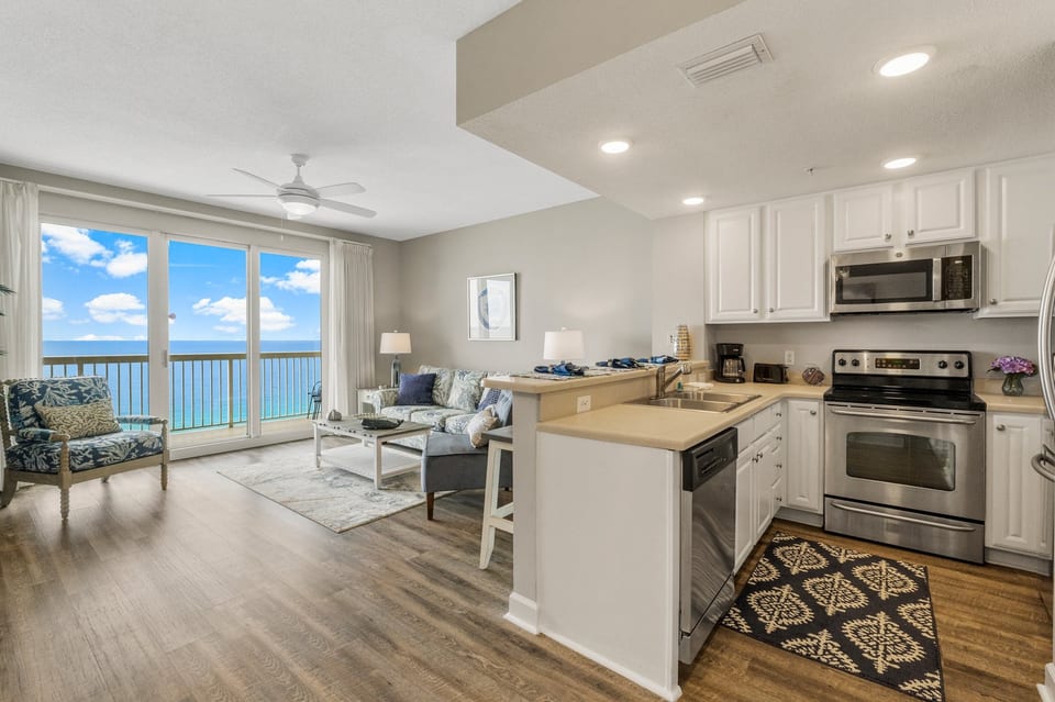Well-equipped kitchen with stunning views, providing everything you need to prepare a meal and enjoy time with the family during your vacation.
