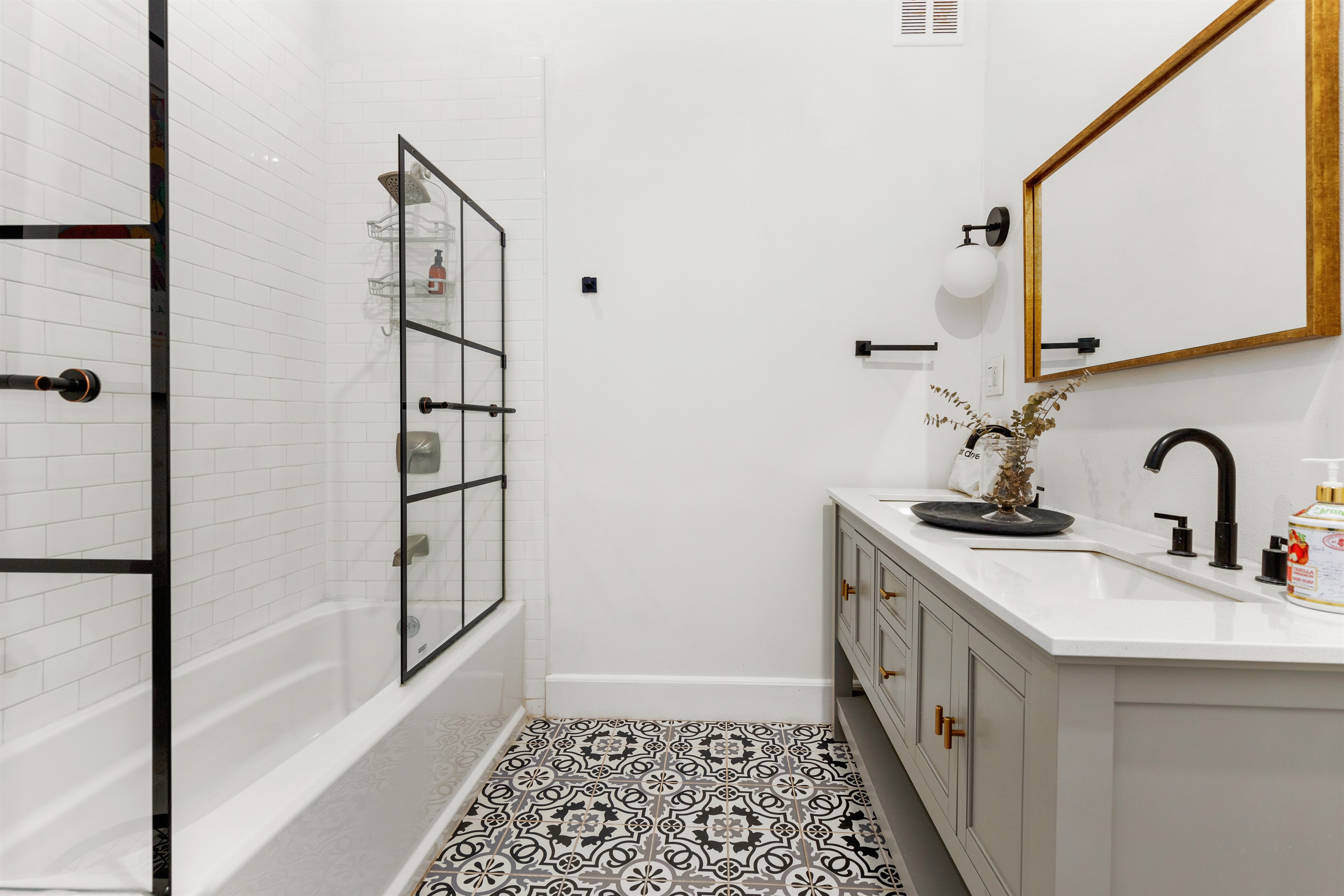 1920s Charm Steps from the Pearl & River Walk