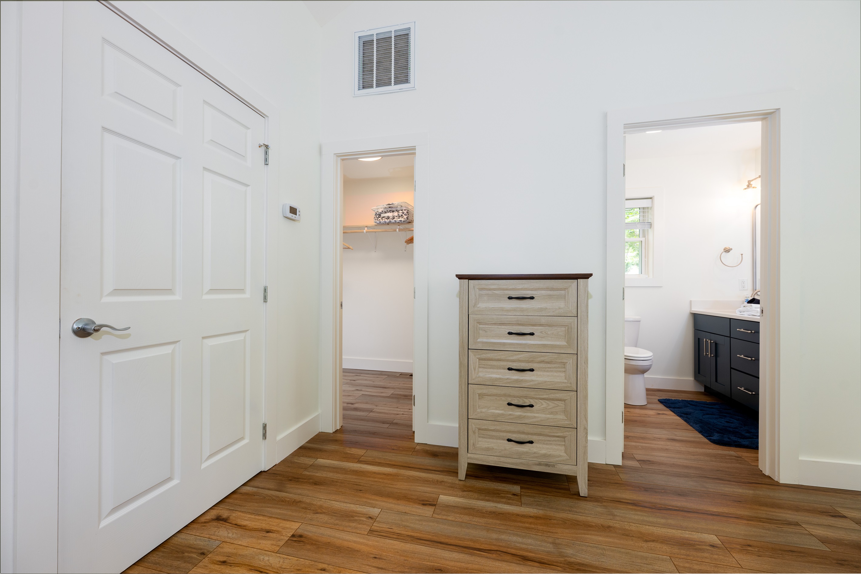 Primary bedroom- Upstairs, King Bed, En Suite Primary bedroom- Upstairs, King Bed, En Suite - Lakey McLakehouse - Robbinsville