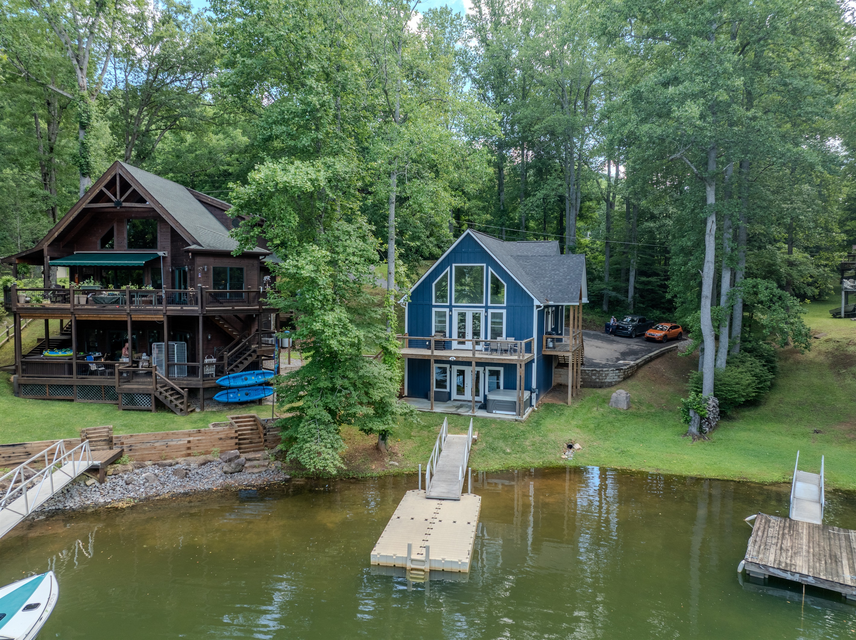 Set in a quiet cove on Lake Santeetlah- enjoy your own private dock Set in a quiet cove on Lake Santeetlah- enjoy your own private dock - Lakey McLakehouse - Robbinsville