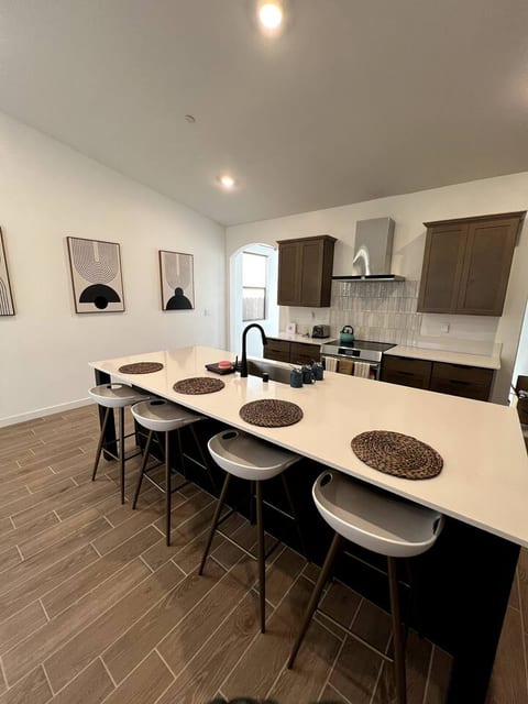 Luxury, Newly Built 3BR/3BA SW Bakersfield Getaway