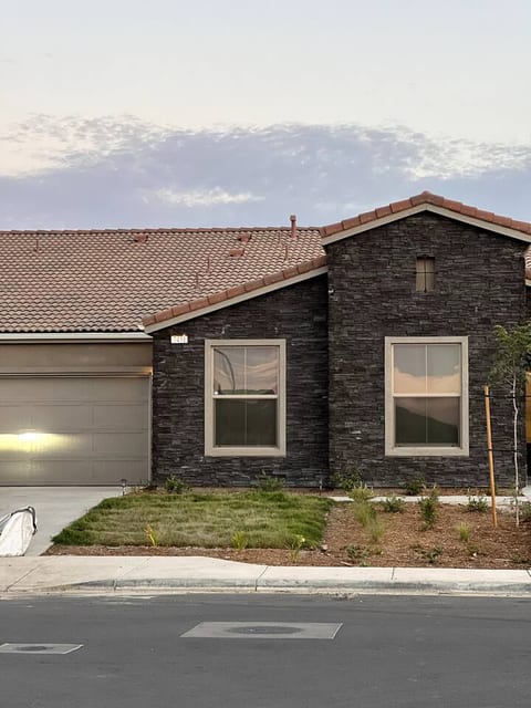 Upscale, Newly Built 3BR/3BA Modern SW Getaway