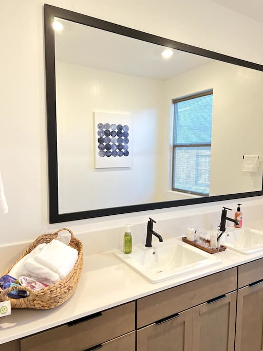Upscale, Newly Built 2BR/2BA Modern SW Getaway - Bakersfield