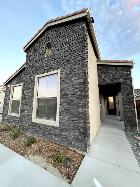 Luxury, Newly Built 2BD/2BA SW Bakersfield Getaway