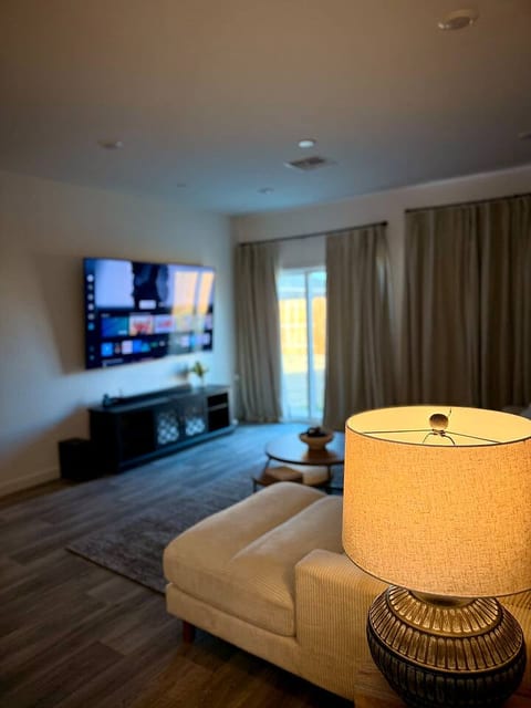 Luxe 3BD/2BA Oasis in Southwest Bakersfield