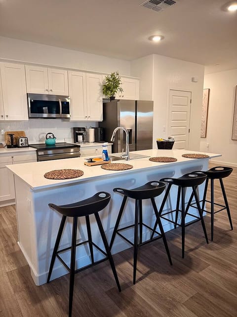 Luxe 3BD/2BA Oasis in Southwest Bakersfield