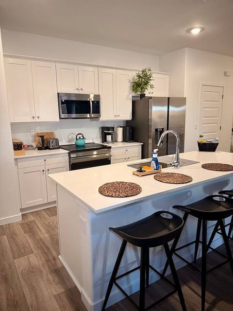 Cozy 2BD/2BA Luxury Oasis in Southwest Bakersfield