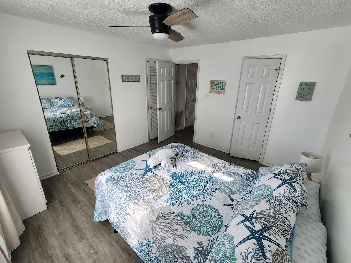 Salty As A Beach -Pet Friendly
Hot Tub/ Pool