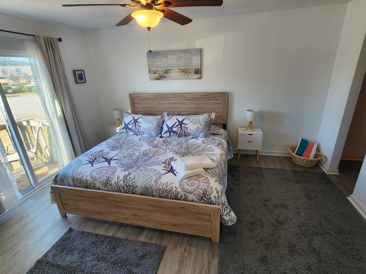 Salty As A Beach -Pet Friendly
Hot Tub/ Pool