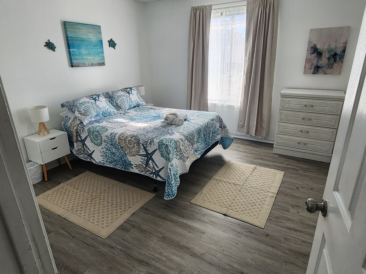Salty As A Beach -Pet Friendly
Hot Tub/ Pool