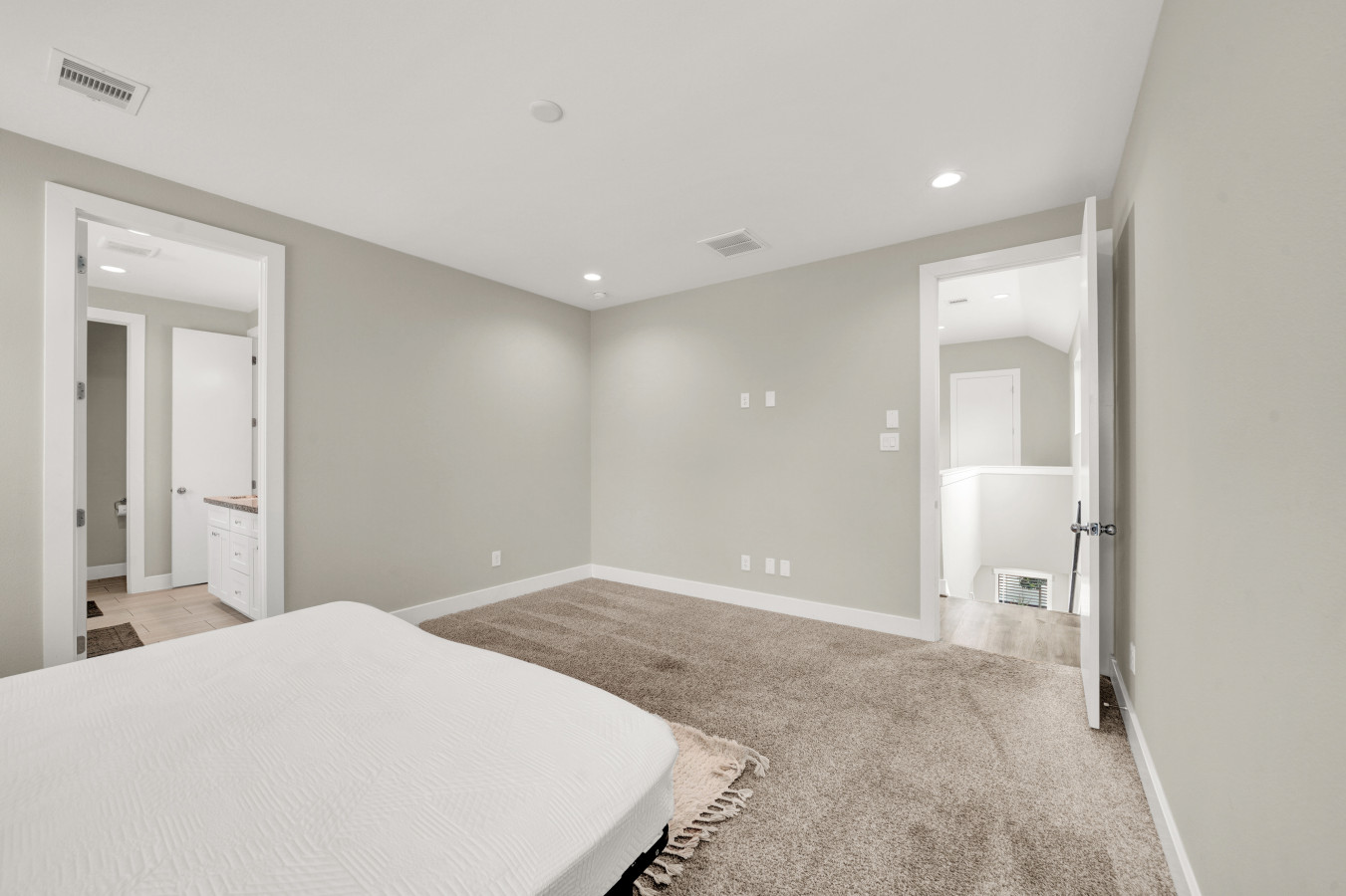 Free Garage Parking with EV Charger! Downtown Houston - Houston