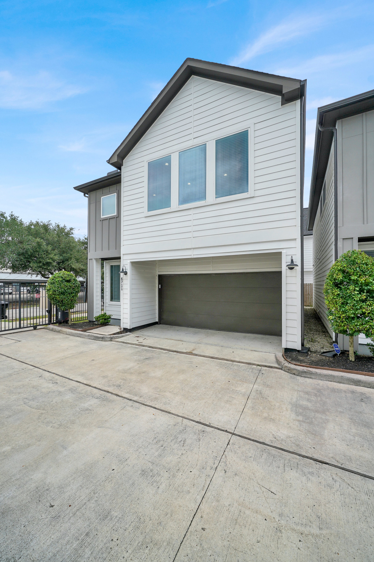 Free Garage Parking with EV Charger! Downtown Houston - Houston