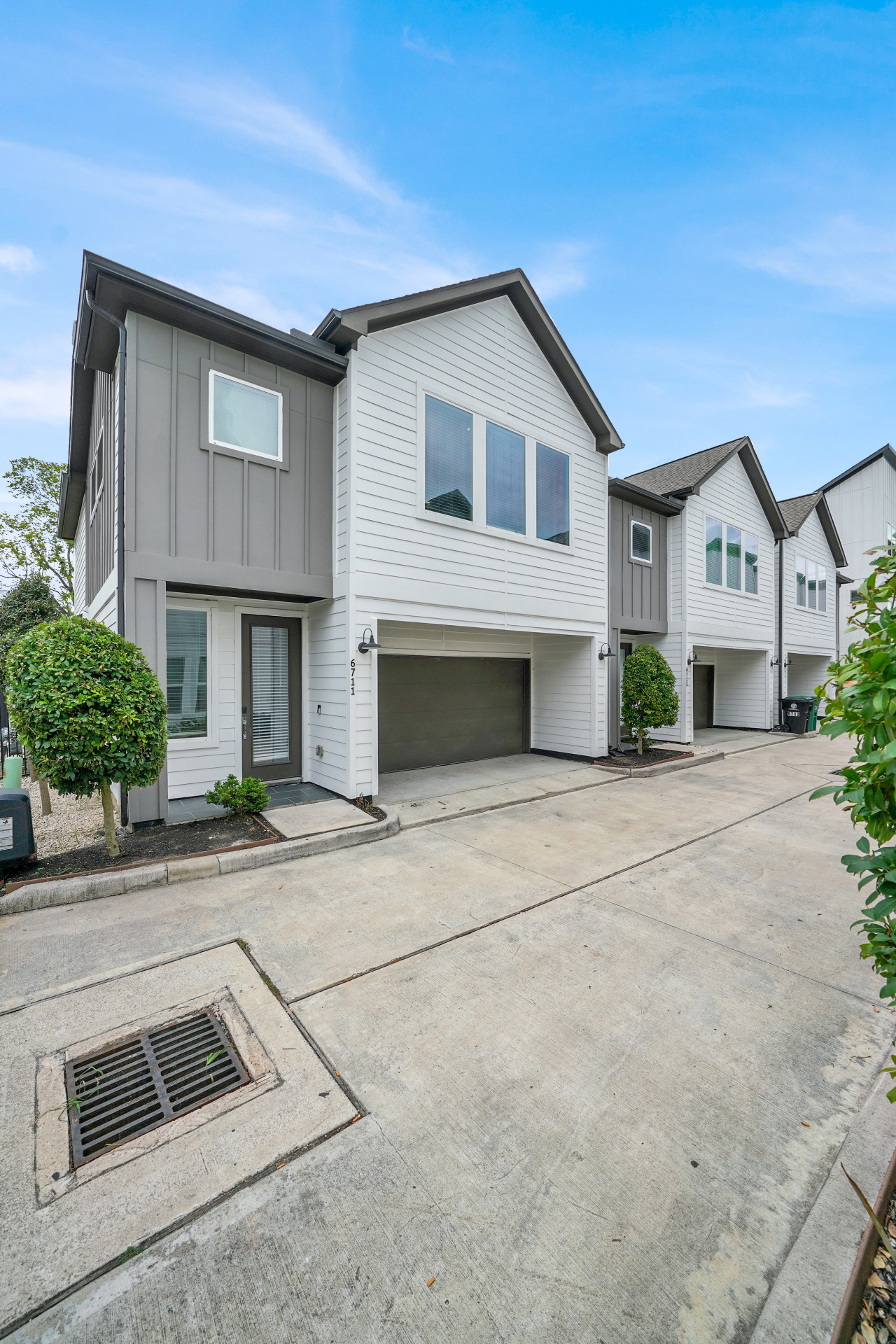 Free Garage Parking with EV Charger! Downtown Houston - Houston