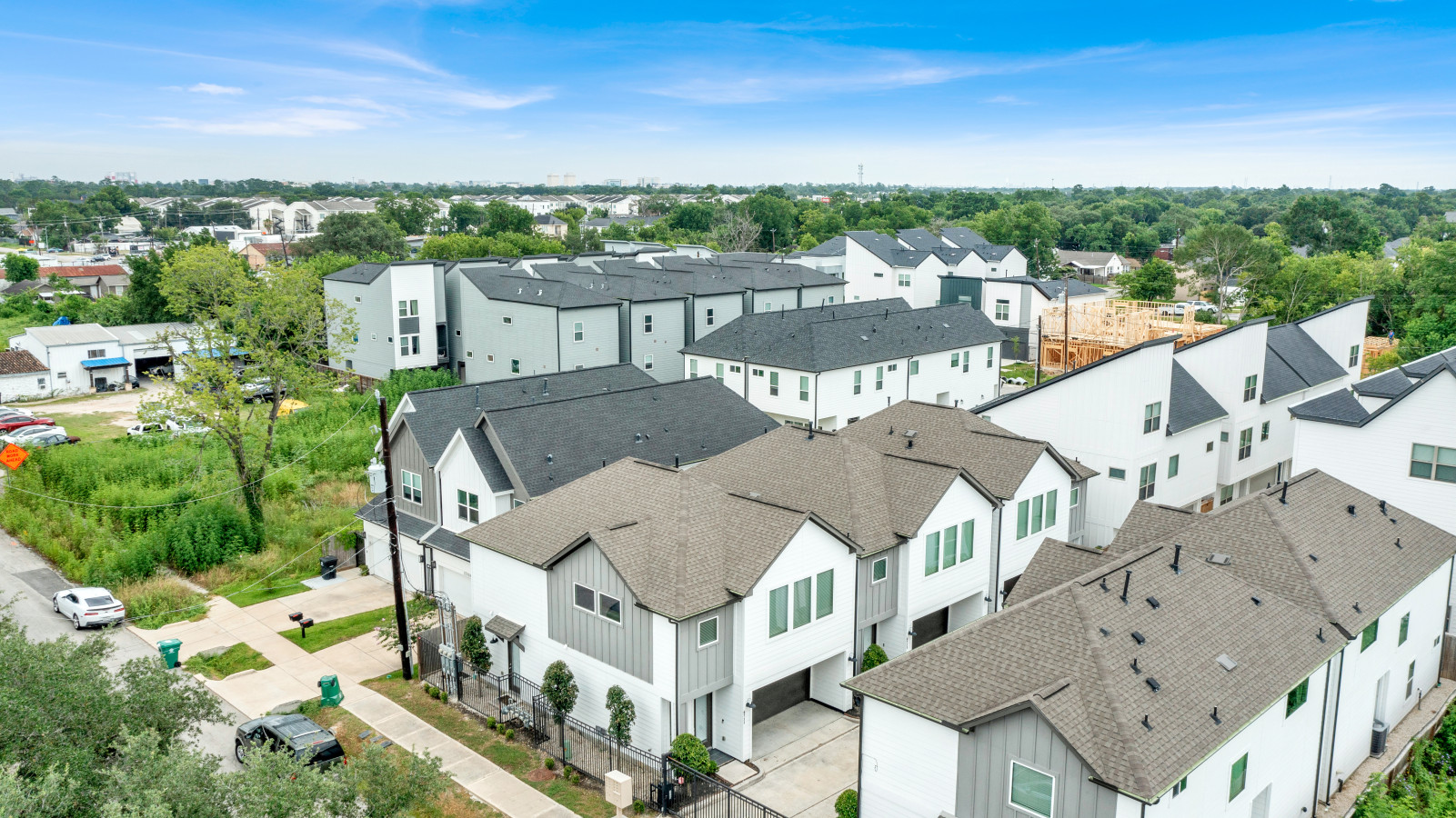 Free Garage Parking with EV Charger! Downtown Houston - Houston