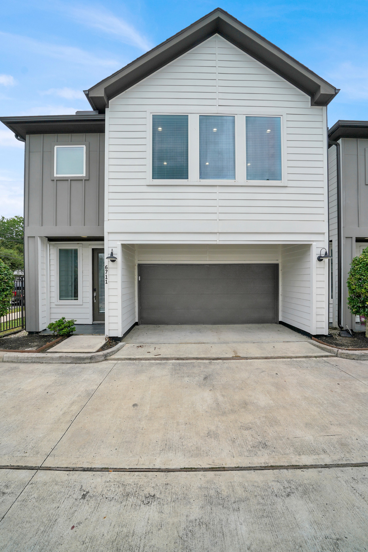 Free Garage Parking with EV Charger! Downtown Houston - Houston
