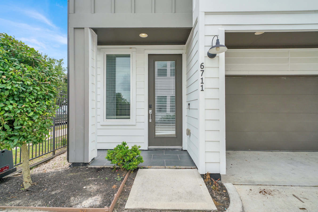 Free Garage Parking with EV Charger! Downtown Houston - Houston