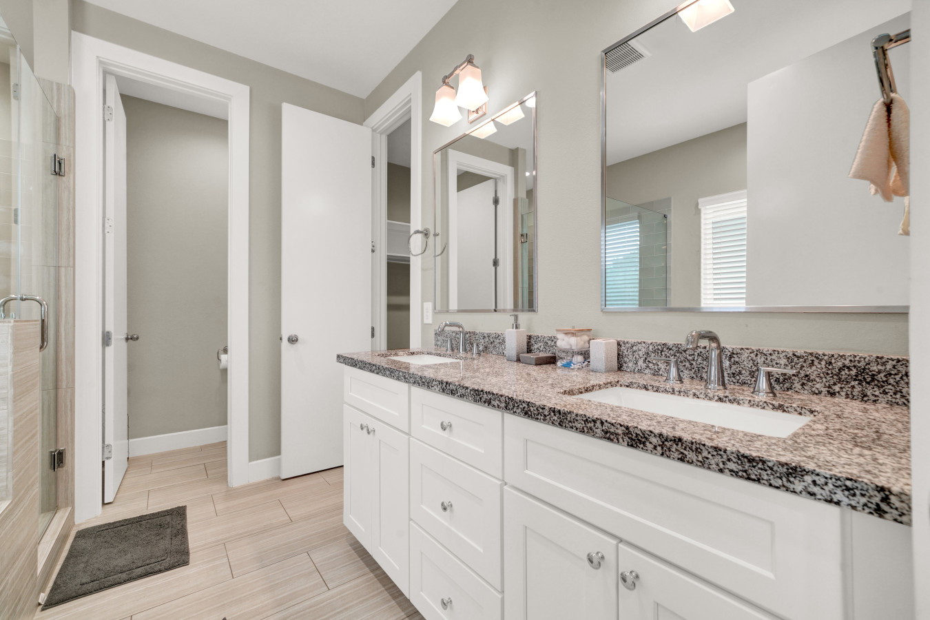 Free Garage Parking with EV Charger! Downtown Houston - Houston