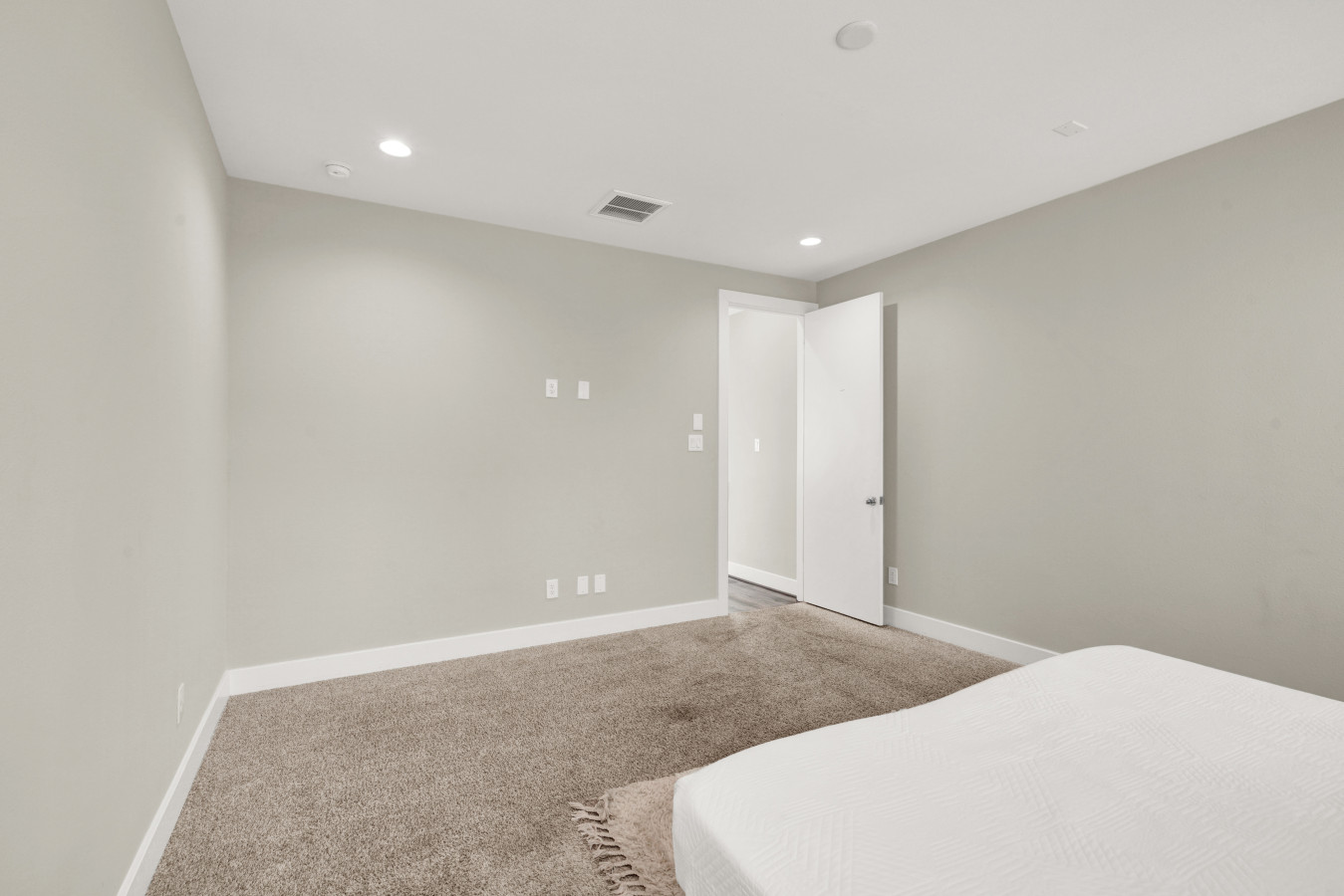 Free Garage Parking with EV Charger! Downtown Houston - Houston