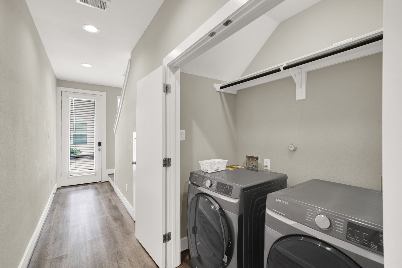 Free Garage Parking with EV Charger! Downtown Houston - Houston