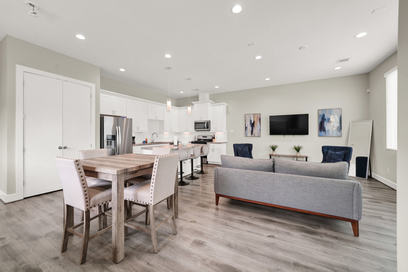 Free Garage Parking with EV Charger! Downtown Houston - Houston