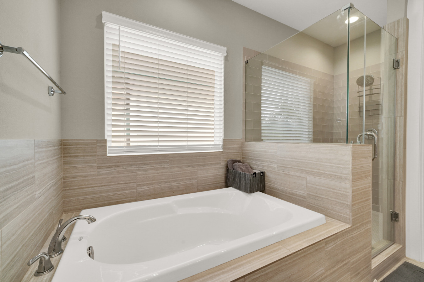 Free Garage Parking with EV Charger! Downtown Houston - Houston