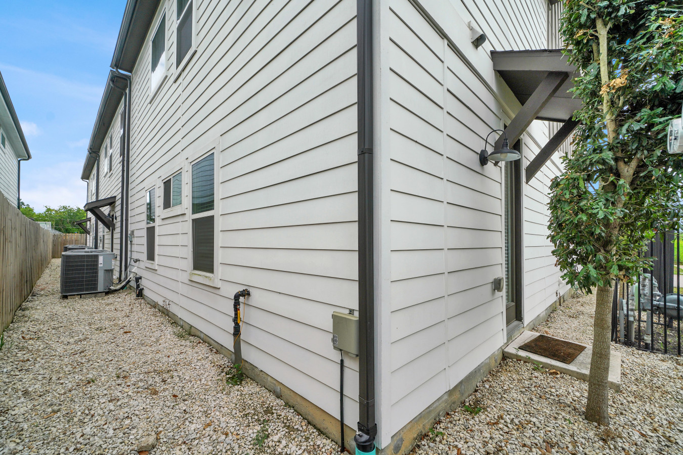 Free Garage Parking with EV Charger! Downtown Houston - Houston