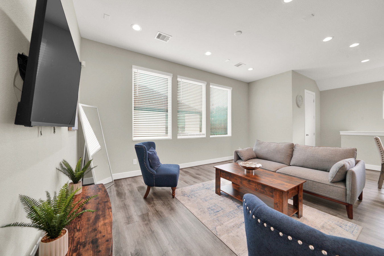 Free Garage Parking with EV Charger! Downtown Houston - Houston