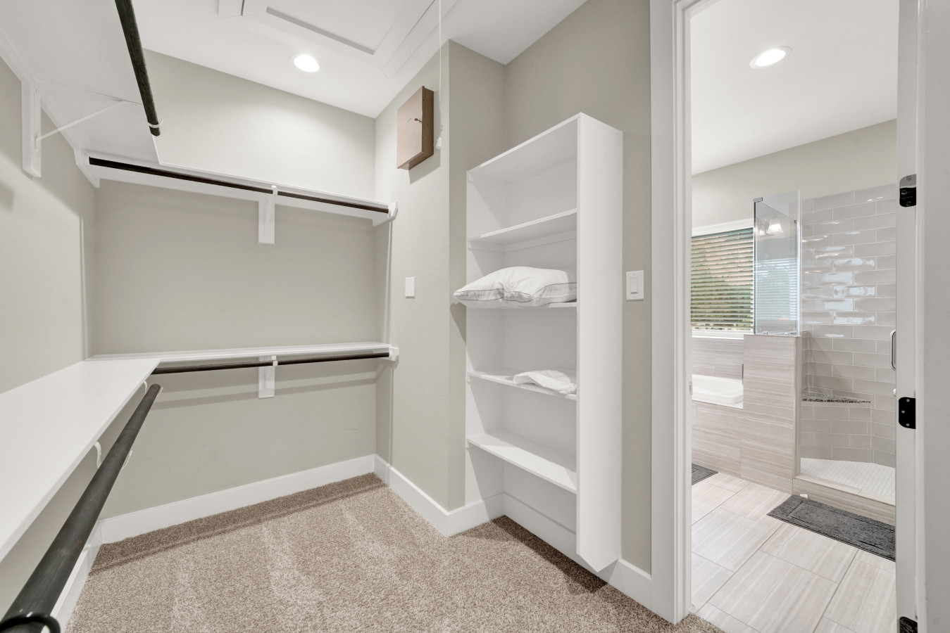 Free Garage Parking with EV Charger! Downtown Houston - Houston