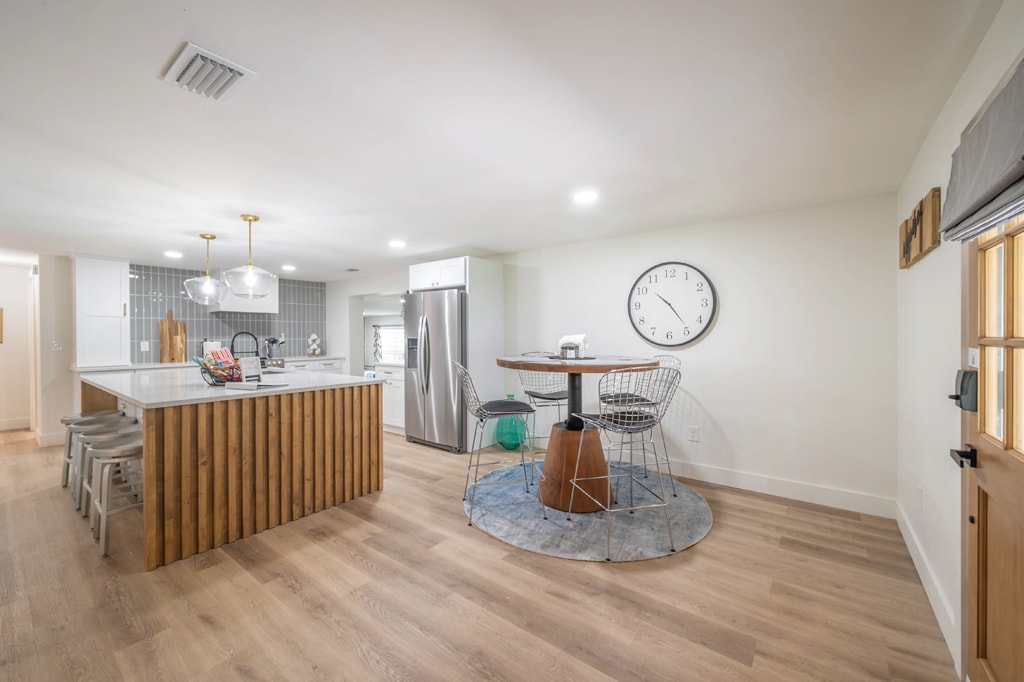contemporary-oaks-heated-pool-screened-lanai/