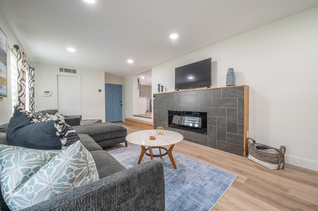 contemporary-oaks-heated-pool-screened-lanai/