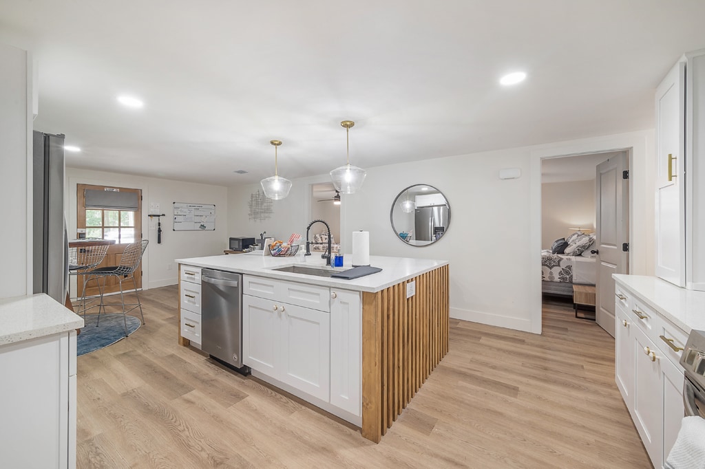 contemporary-oaks-heated-pool-screened-lanai/